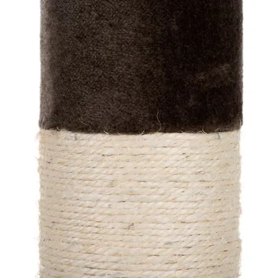 Dettaglio di un tiragraffi con parte superiore in tessuto marrone e parte inferiore avvolta in corda di sisal chiara.