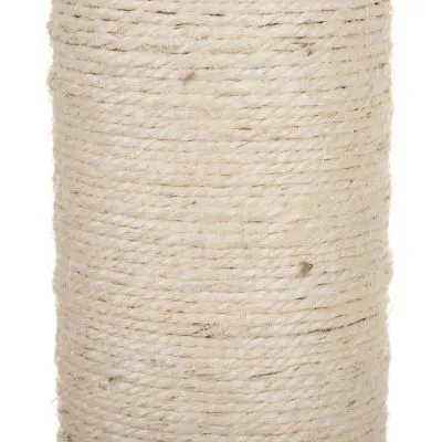 Dettaglio di un palo rivestito in corda di sisal chiara, materiale intrecciato visibile.