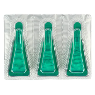Blisterverpakking met drie groene pipetten, elk gevuld met vloeistof. Geen merknaam of tekst zichtbaar op de verpakking.