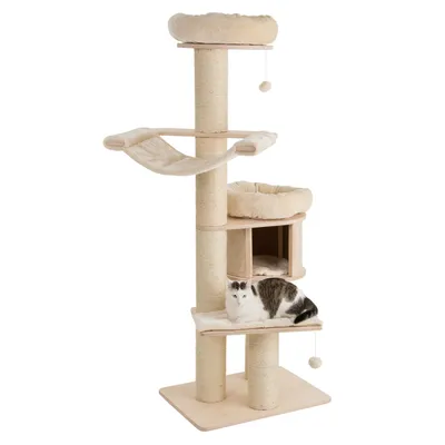 Tiragraffi a più livelli con amaca, tana e superfici per sdraiarsi. Rivestimento in peluche beige, colonne in sisal. Gatto sdraiato sulla piattaforma inferiore.