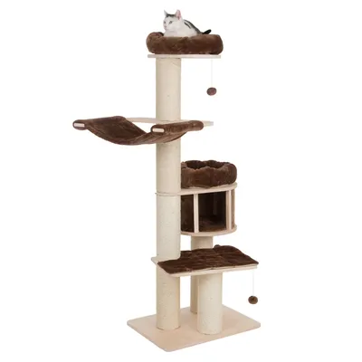 Ansamblu de joacă pentru pisici cu stâlpi din sisal, platforme maro, hamac, două culcușuri și o căsuță, jucării tip bilă atârnate. Pisică alb-negru vizibilă pe platforma superioară.