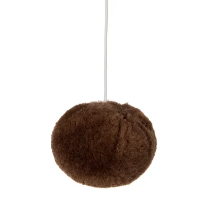 Jucărie pentru pisici, bilă maro din material textil moale, agățată de un șnur alb.