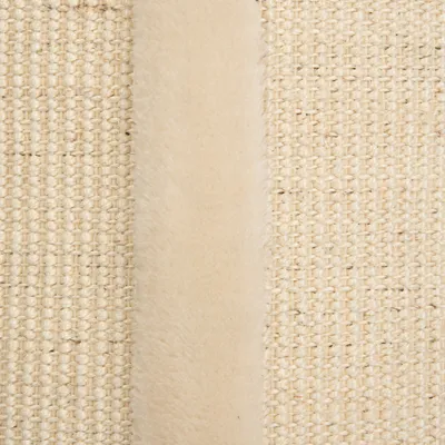 Nærbillede af beige sisalvæv og blød plys, viser materialer brugt til kradsetræ eller kattemøbel.