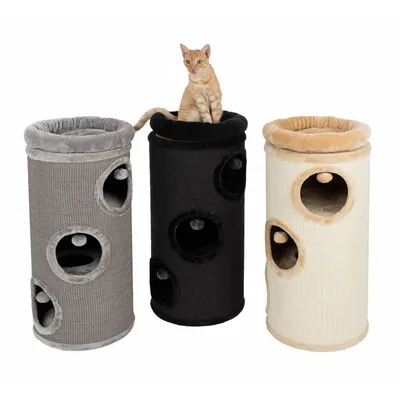 Drei Kratzsäulen in Grau, Schwarz und Beige mit mehreren Öffnungen und integrierten Spielbällen. Eine Katze sitzt oben auf der schwarzen Säule.