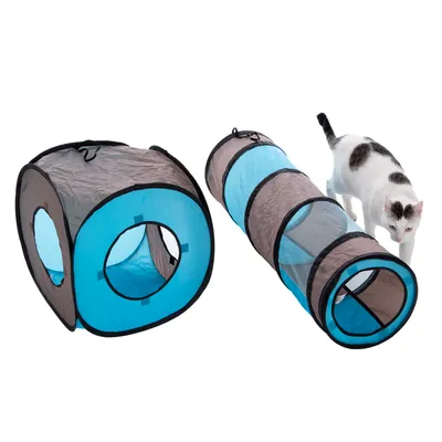 Spielset aus Tunnel und Würfel in Blau und Grau, geeignet für Katzen. Katze erkundet den Tunnel mit Netzfenstern.