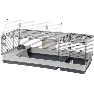 Gaiola retangular para pequenos animais com base em plástico cinzento, grades metálicas, comedouro e compartimento lateral separado visíveis.