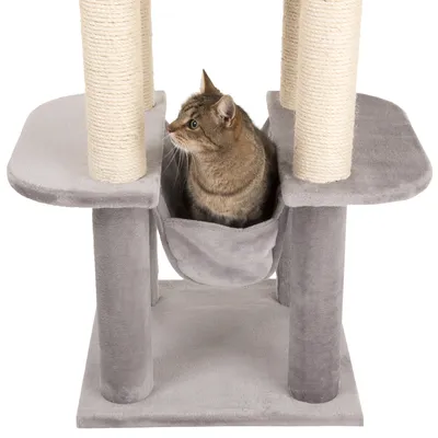 Grauer Kratzbaum mit Sisalstämmen, zwei Plattformen und Hängematte. Katze sitzt in der Hängematte.