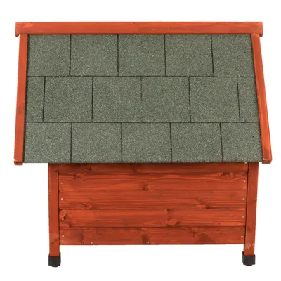 Caseta de madera con tejado a dos aguas cubierto de tejas asfálticas verdes, vista frontal. Estructura de madera barnizada y patas negras visibles.