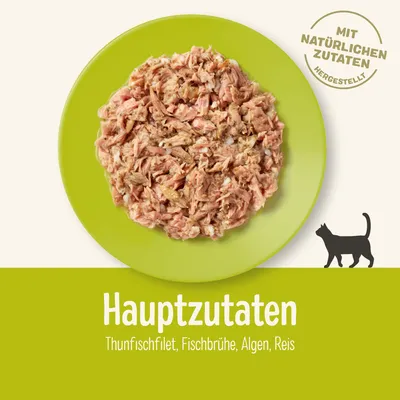 Основные ингредиенты: филе тунца, рыбный бульон, водоросли, рис. Надпись на немецком: Mit natürlichen Zutaten hergestellt. Изображение корма для кошек на тарелке.