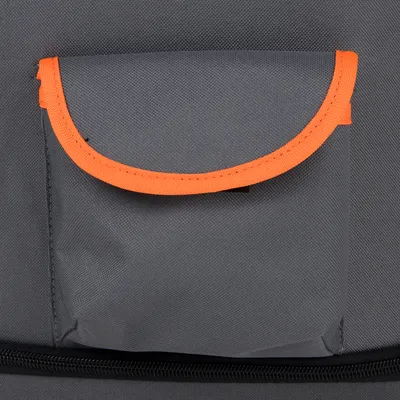 Poche en tissu gris avec rabat bordé d’orange, fermeture à scratch visible, couture noire sur le bas, matière type polyester.