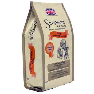 Simpsons Premium Puppy Chicken & Brown Rice, over 45 % kylling, hypoallergenisk tørfoder til hundehvalpe, 2 kg. Ingen hvede, gluten, soja eller mejeriprodukter. Britisk flag synligt.