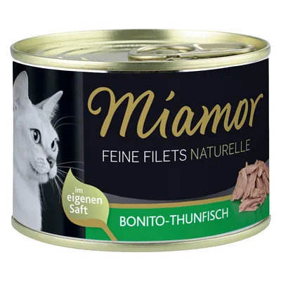 Miamor Feine Filets Naturelle Bonito-Thunfisch kissanruoka, teksti: im eigenen Saft. Kuvassa valkoinen kissa ja tonnikalafileitä metallipurkissa.