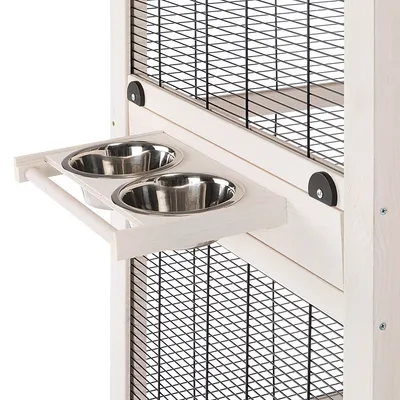 Houten frame met twee uitneembare roestvrijstalen kommen, gemonteerd aan een traliekast. Geschikt voor voer of water.