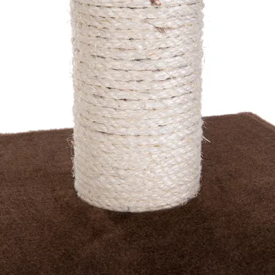 Nærbillede af kradsetræ med stolpe omviklet med lyst sisalreb og brun bundplade med stofbetræk. Materialer: sisal og stof.