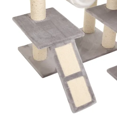 Rampa de rascador para gatos con base y postes forrados en cuerda de sisal y plataformas cubiertas de tela gris.