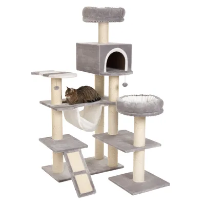 Rascador para gatos de varios niveles con postes de sisal, plataformas, cueva, hamaca y cama acolchada. Gato atigrado tumbado en una de las plataformas.