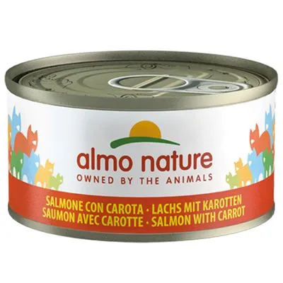 Lata de comida para animais almo nature, texto visível: 'OWNED BY THE ANIMALS', sabor salmão com cenoura em quatro línguas, incluindo inglês: 'SALMON WITH CARROT'.