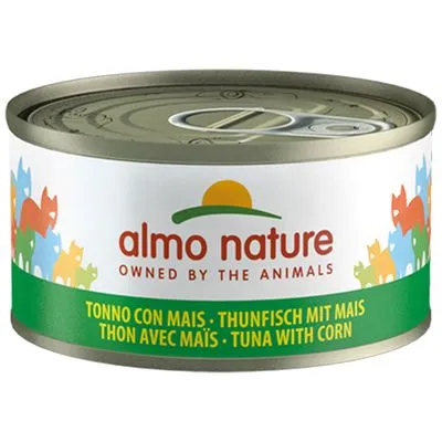 Lata de comida para animais almo nature, texto visível: OWNED BY THE ANIMALS, TONNO CON MAIS, THUNFISCH MIT MAIS, THON AVEC MAÏS, TUNA WITH CORN.