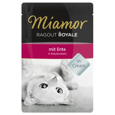 Miamor Ragout Royale ankkaa yrttikermassa, Cream. Pakkauksessa makaa kissa.