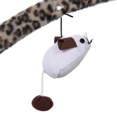 Ratón de juguete de tela con orejas y cola marrones, colgado de una cinta con estampado de leopardo.