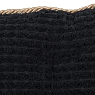 Nahaufnahme eines schwarzen, strukturierten Stoffes mit goldener Kordel am Rand. Materialdetails für Produktbeschreibung.