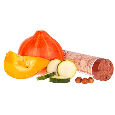 Salchicha para perros con calabaza, calabacín y avellanas. Ingredientes visibles: calabaza fresca, rodajas de calabacín y avellanas enteras. Salchicha para perros con calabaza, calabacín y avellanas. Ingredientes visibles: calabaza fresca, rodajas de calabacín y avellanas enteras.
