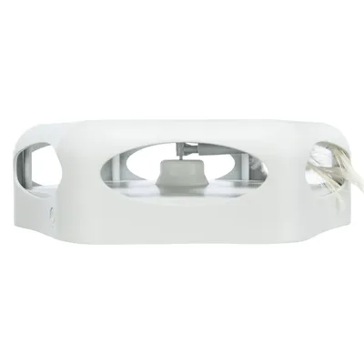 Bílá plastová hračka pro kočky s otvory po stranách a peříčkem uvnitř, pohled zepředu na detail konstrukce.