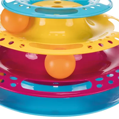 Monikerroksinen muovinen kissan leikkirata, jossa kolme värikästä tasoa ja oranssit pallot jokaisella tasolla. Värit: sininen, keltainen, pinkki.