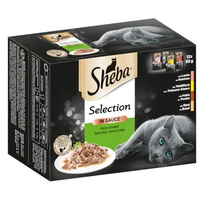 Опаковка Sheba Selection in Sauce, 12×85 г. Видими вкусове: сьомга, бяла риба, пиле, говеждо. Изображение на котка и чиния с хапки в сос.