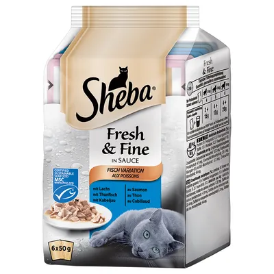 Sheba Fresh & Fine in Sauce, variation aux poissons : au saumon, au thon, au cabillaud. 6 x 50 g. Certifié MSC. Image d’un chat gris et morceaux de poisson en sauce.