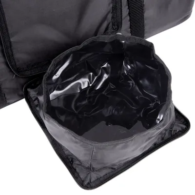 Gros plan sur une gamelle pliante noire en tissu et plastique, ouverte et attachée à un sac noir par une fermeture éclair visible.