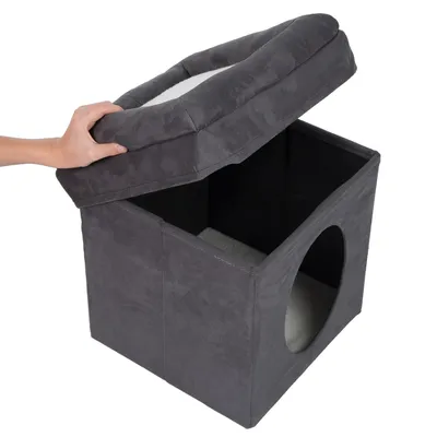 Grijze kubusdoos met afneembaar deksel en ronde ingang, gevoerde buitenkant. Hand tilt het deksel op, interieur zichtbaar.