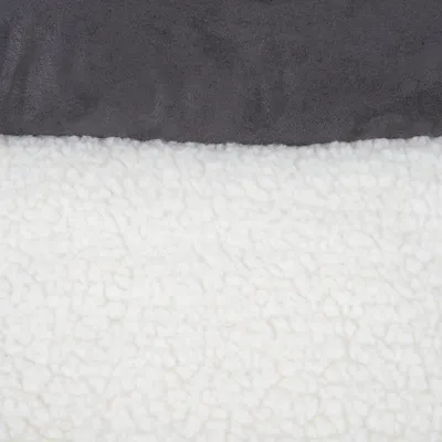 Close-up van materialen: grijze stof boven en wit, zacht fleece onder.
