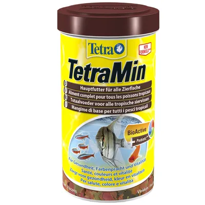 Recipient TetraMin, hrană principală pentru toți peștii tropicali, text vizibil în mai multe limbi, etichetă BioActive + Prebiotic, imagine cu pești și fulgi de hrană colorați.