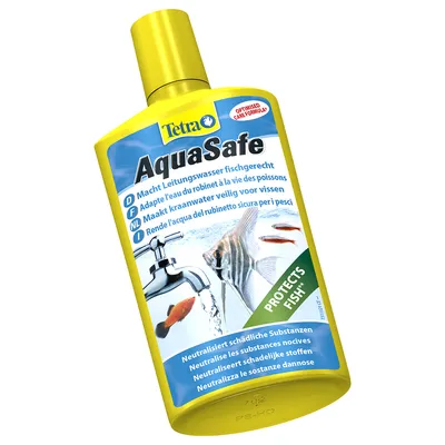 Tetra AquaSafe vattenberedning för akvarium, text på flera språk: 'Neutraliserar skadliga substanser', 'PROTECTS FISH', bild av fiskar och vattenkran på etiketten.