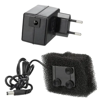 Adaptor de alimentare negru cu priză UE, cablu și filtru din spumă neagră cu ventuze. Accesoriu pentru dispozitive tehnice.