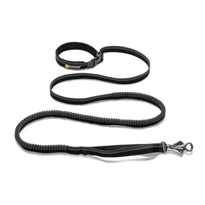Ruffwear hondenriem en halsband, zwart nylon met metalen sluiting. Ruffwear merknaam zichtbaar op beide onderdelen.