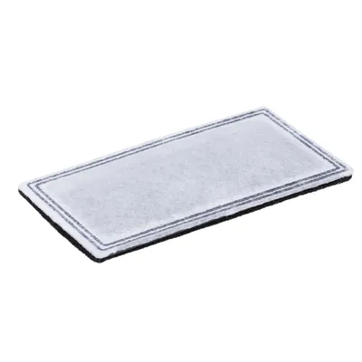 Rechthoekig wit filterpad met zwarte rand, gemaakt van viltachtig materiaal. Geen merknaam of tekst zichtbaar.