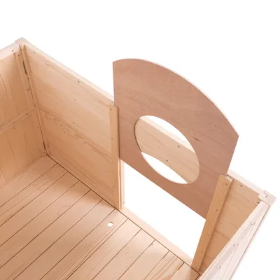 Vue intérieure d’une caisse en bois clair avec paroi amovible dotée d’un grand trou rond. Matériau visible : bois. Aucun texte ou marque apparente.