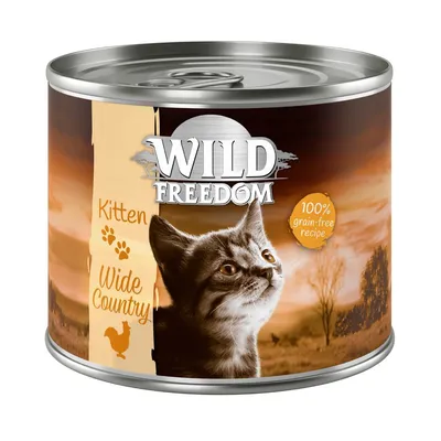 Wild Freedom Kitten Wide Country, rețetă 100% fără cereale. Conservă de hrană pentru pisici cu pui și fundal peisaj.