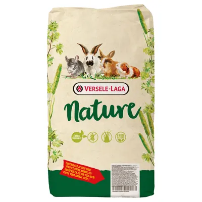 Förpackning med Versele-Laga Nature, illustrationer av chinchilla, kanin, marsvin och hamster. Text: EXTRA VEGETABLES, FROM NATURE. Kontrollera je dier hier! på röd ruta.