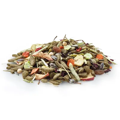 Mélange d’aliments secs pour petits animaux, avec granulés, morceaux de légumes séchés, graines et herbes visibles. Convient pour identifier la composition du produit avant achat.