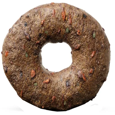 Ronde hondensnack met gat in het midden, bruine buitenkant met zichtbare groene en rode stukjes.