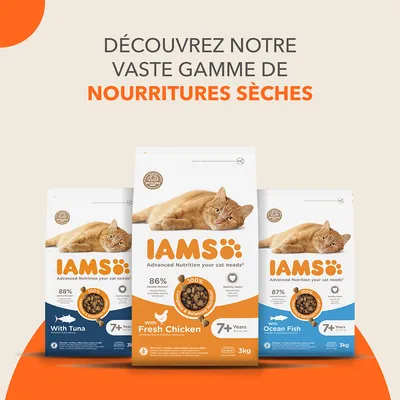 Trois sacs de croquettes pour chat IAMS 3 kg : With Tuna, with Fresh Chicken, Ocean Fish. Texte visible : 86–88 % protéines animales, 7+ Years. Chat roux allongé sur chaque paquet.