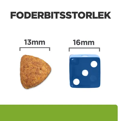 Foderbitsstorlek: foderbit 13 mm bred jämförs med blå tärning 16 mm bred. Tydlig storleksjämförelse för att visa foderbitens dimension.