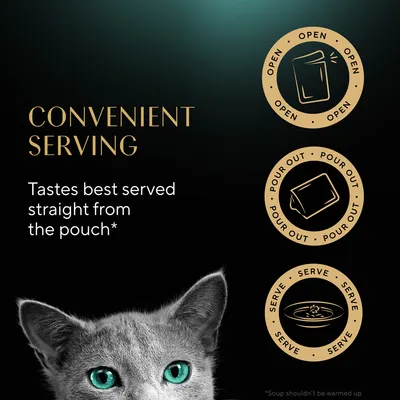 Tekst på engelsk: CONVENIENT SERVING. Tastes best served straight from the pouch*. Ikoner med OPEN, POUR OUT, SERVE. Del af kattehoved synligt nederst. *Soup shouldn't be warmed up.