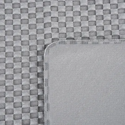 Primer plano de tela gris texturizada con patrón tejido y borde liso. Muestra detalles del material para la descripción del producto.
