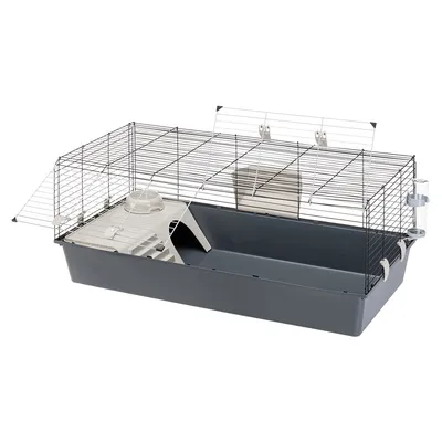 Kleintierkäfig mit grauer Kunststoffwanne, Metall-Gitterwänden, integriertem Häuschen, Rampe und Trinkflasche. Zwei grosse Öffnungen für einfachen Zugang.