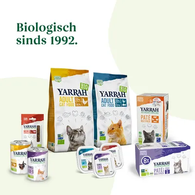 Yarrah biologisch kattenvoer assortiment, zichtbaar: droogvoer, natvoer, snacks. Tekst: 'Biologisch sinds 1992.' Verpakkingen tonen BIO-keurmerk en voedingswaarden.