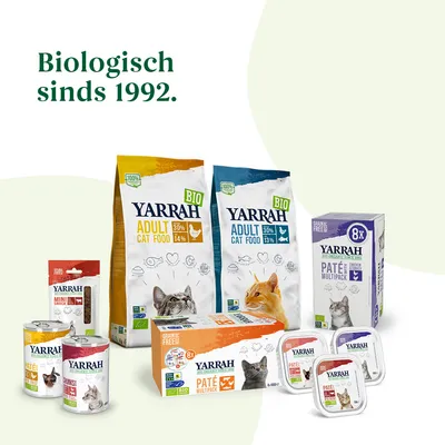 Yarrah BIO Adult Cat Food, paté multipack en snacks voor katten. Tekst: Biologisch sinds 1992. Verpakkingen tonen kattenafbeeldingen en voedingsinformatie.
